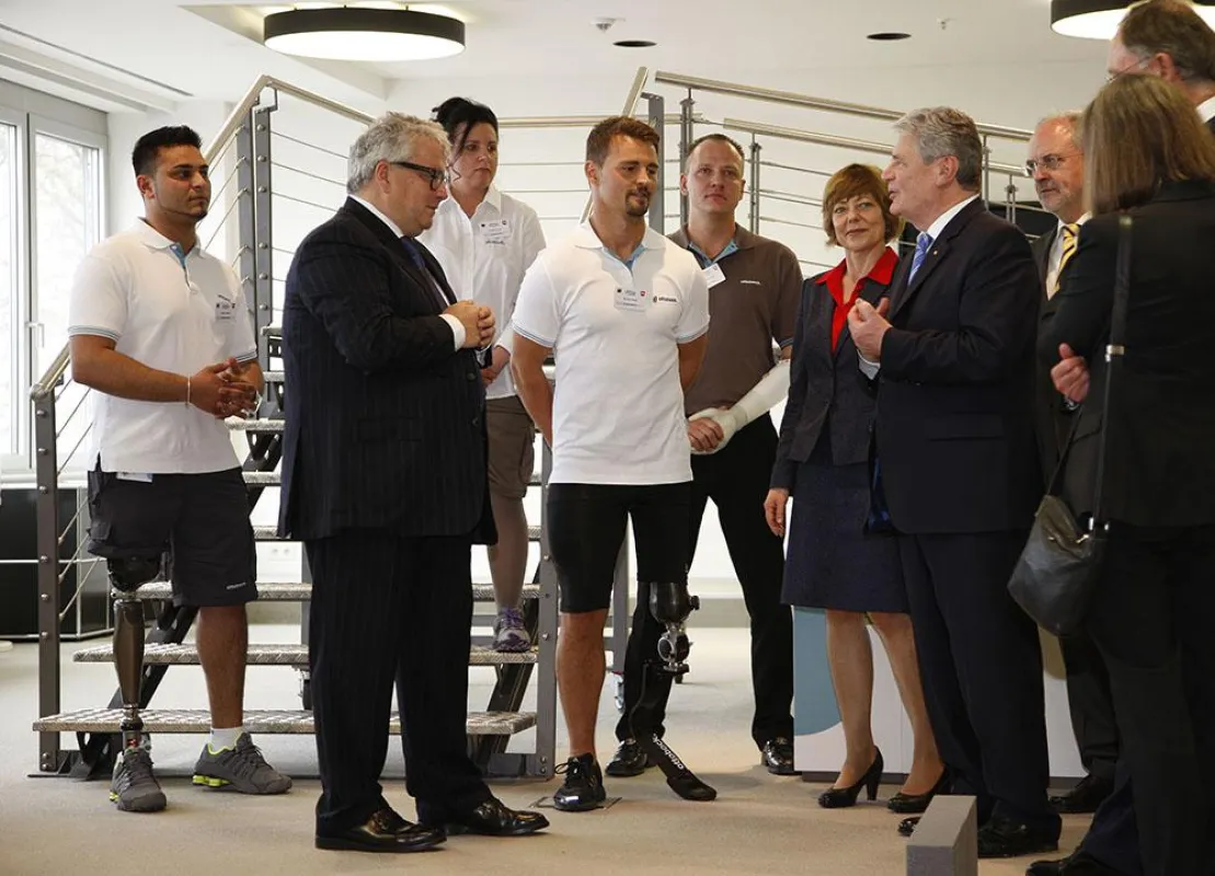 Nutzer von Hightech-Produkten und Professor Hans Georg Näder sprechen mit Joachim Gauck über Mobilit