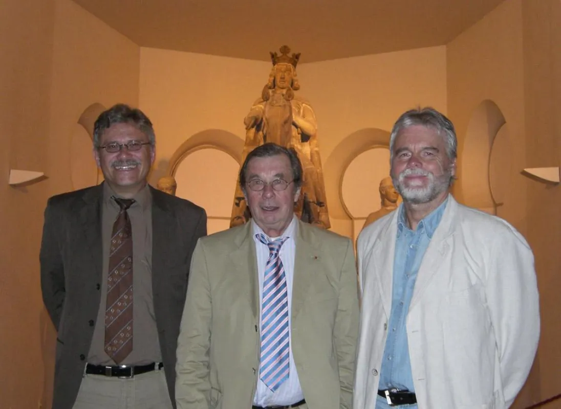 Die Abbildung zeigt v. l. n. r.: Matthias Puhle, Hellmuth Karasek und den Vorsitzenden des Literaturhaus-Vereins Wolfgang Domhardt.