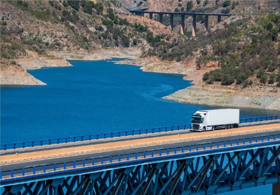 Bild: Einzigartiger LKW-Transport von hängenden Textilien aus Bulgarien verändert die Modebranche