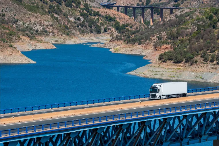Einzigartiger LKW-Transport von hängenden Textilien aus Bulgarien verändert die Modebranche Bild: Einzigartiger LKW-Transport von hängenden Textilien aus Bulgarien verändert die Modebranche