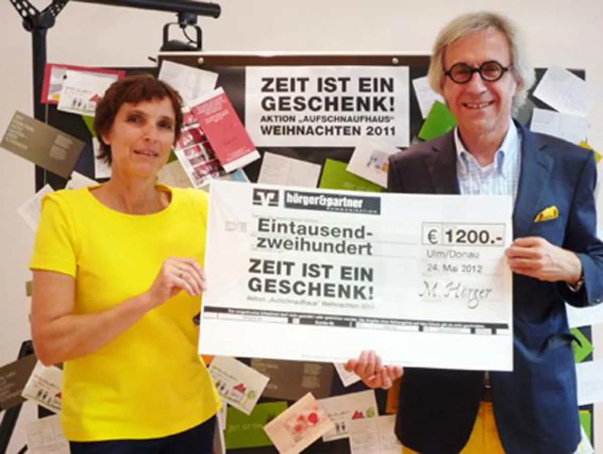 Charlotte Köber (li.) , und Manfred Hörger freuen sich bei der Scheckübergabe über den tollen Spende