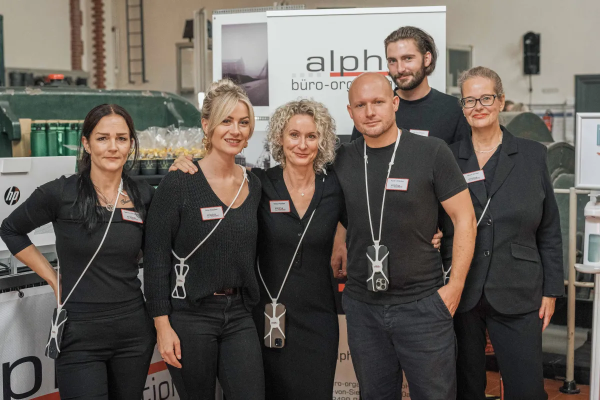 Das alpha-Team bei der B2B-Messe – Experten für Werbeartikel, moderne Arbeitswelten und Bürobedarf (© alpha büro-organisation GmbH)