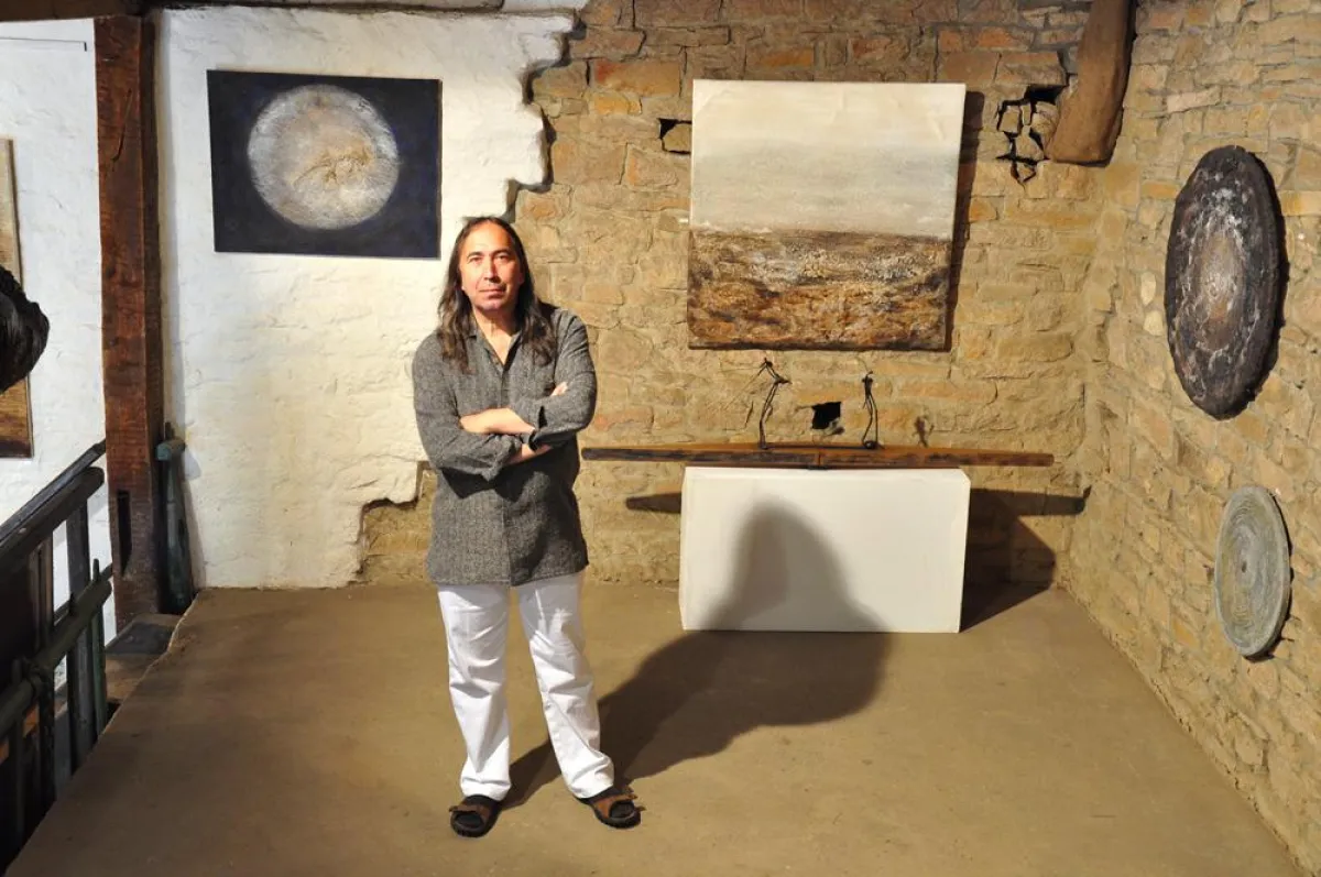 Amador Vallina in seiner Ausstellung in der Galerie unterm Maulbeerbaum