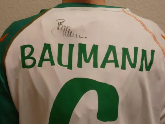 Bild: Frank Baumanns signiertes Werder-Trikot bei der m|c traum-box zu ersteigern