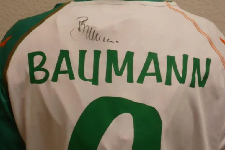 Bild: Frank Baumanns signiertes Werder-Trikot bei der m|c traum-box zu ersteigern