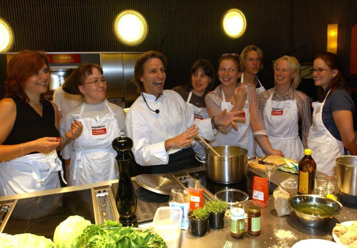 Der VOX-Fernsehkoch Matthias Ruta verwendete fair gehandelte Zutaten aus kontrolliert biologischem Anbau - und begeisterte die Teilnehmer