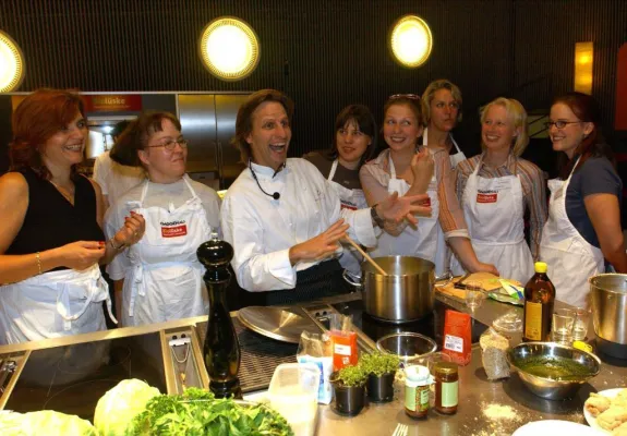 VOX-Fernsehkoch Matthias Ruta verzauberte Kochkursteilnehmer bei Biolüske Bild: VOX-Fernsehkoch Matthias Ruta verzauberte Kochkursteilnehmer bei Biolüske