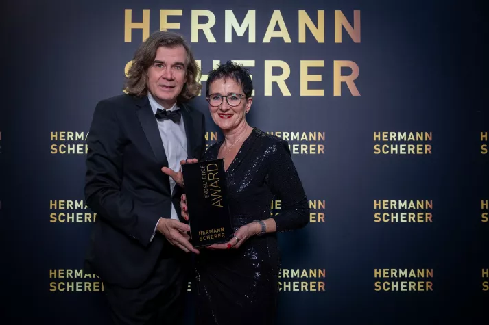 Bild: Münchnerin Gabi Iffland gewinnt den Excellence Award beim Internationalen Speaker Slam