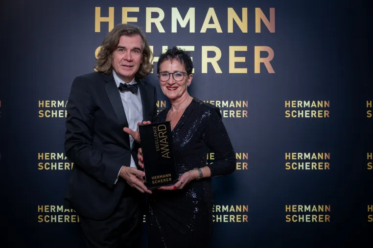 Bild: Münchnerin Gabi Iffland gewinnt den Excellence Award beim Internationalen Speaker Slam
