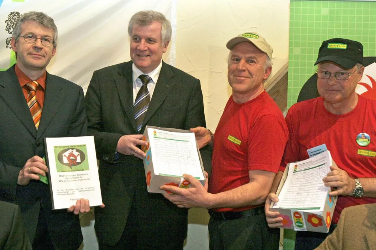 Über 90.000 Unterschriften für eine gentechnikfrei Welt an Herrn Bundesminister Horst Seehofer - v.l.n.r.: Wolfgang Schleicher, Horst Seehofer, Joseph Wilhelm und Dr. Dagobert Völpel