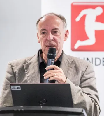Bild: HdWM-Präsident Prof. Dr. Michael Nagy berät Fußball-Bundesliga - Impulsreferat bei Vollversammlung