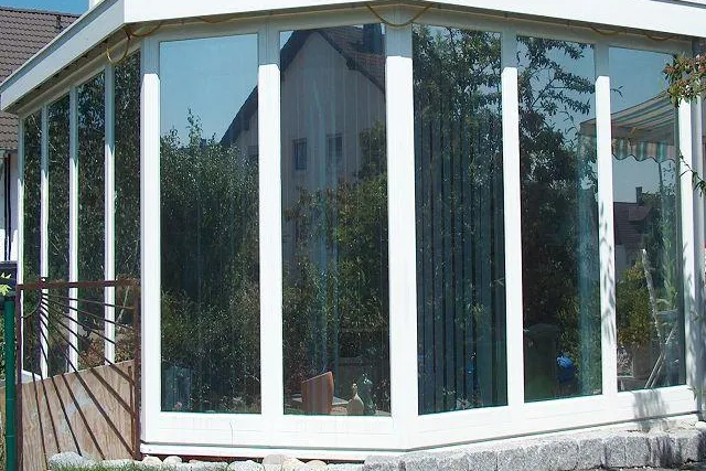 Wintergarten - Effektiver Sonnenschutz dank spezieller Sonnenschutzfolie Bild: Wintergarten - Effektiver Sonnenschutz dank spezieller Sonnenschutzfolie