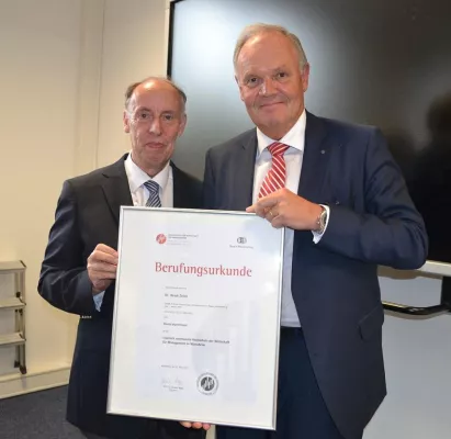 Bild: Präsident Prof. Dr. Michael Nagy beruft Dr. Ulrich Zeitel zum Honorar-Professor an Management-Hochschule