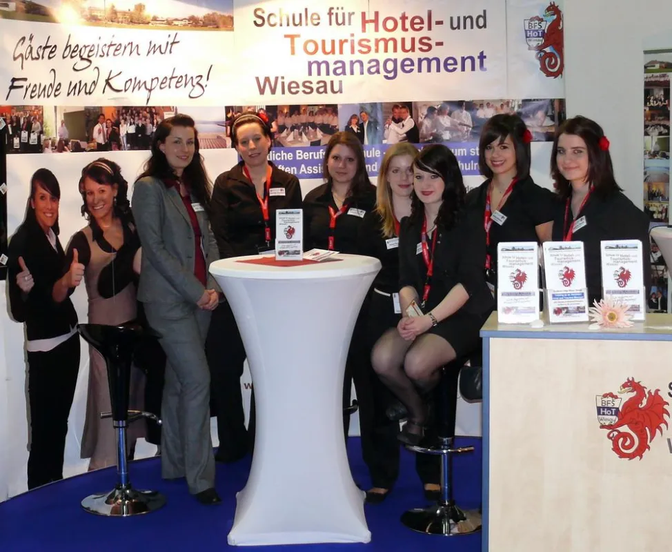 Schülerinnen der Standbesatzung mit Lehrerin Anja Dietz
