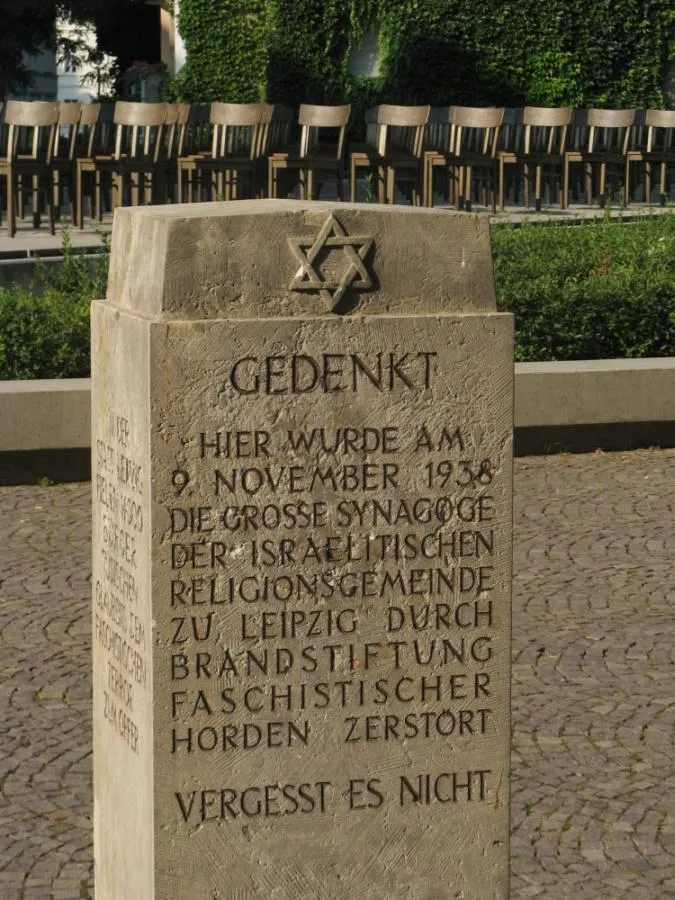 Gedenkstein am Ort der zerstörten Synagoge Gottschedstraße. Foto: Werner Schneider