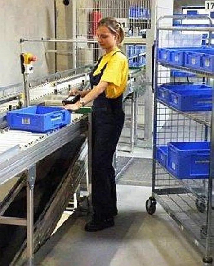 Kommissionierung im n euen Lager der Stuttgarter Mädler GmbH.