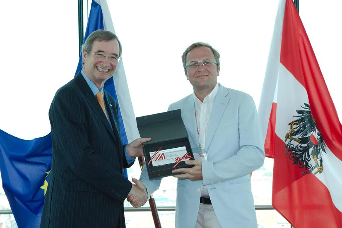 Dr. Christoph Leit überreicht den Preis an CEO Michael Kräftner