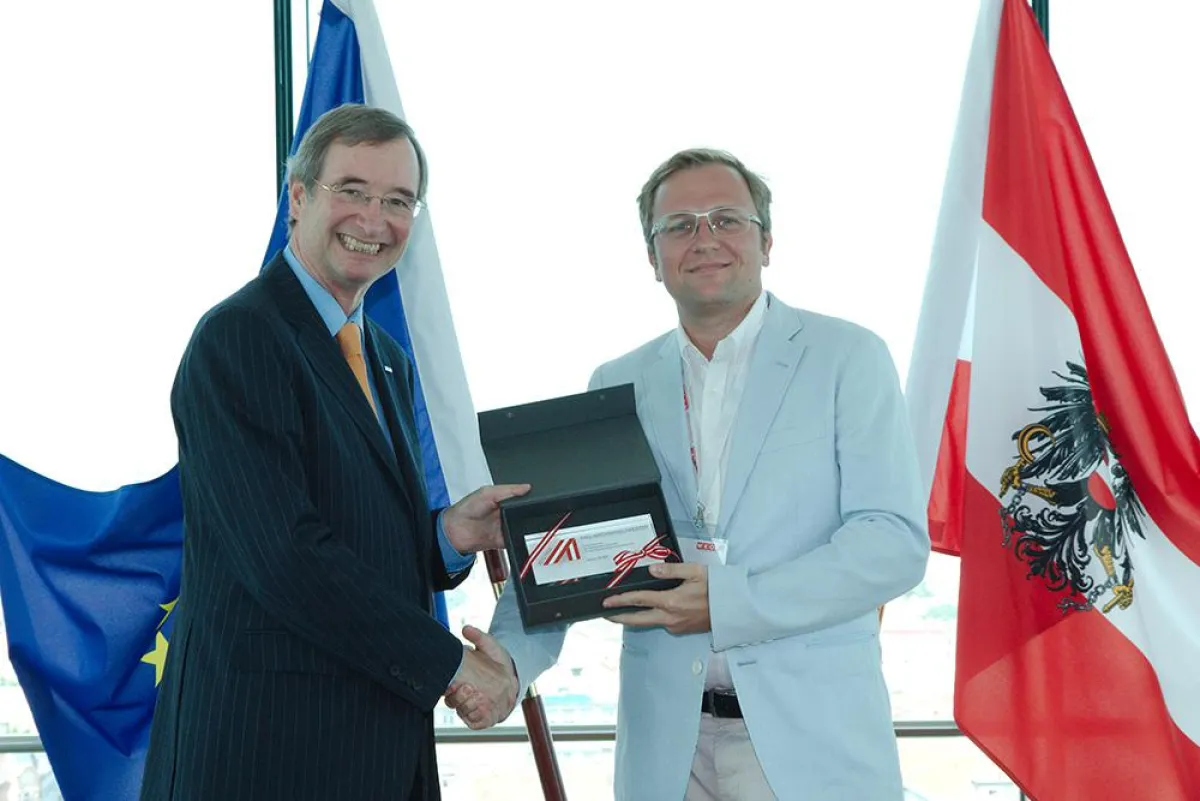 Dr. Christoph Leit überreicht den Preis an CEO Michael Kräftner