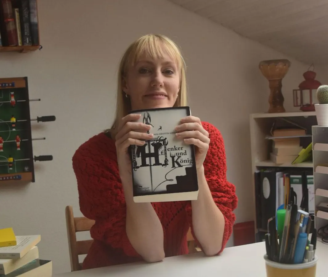 Stolz präsentiert die Debüt-Autorin ihr dickes Werk
