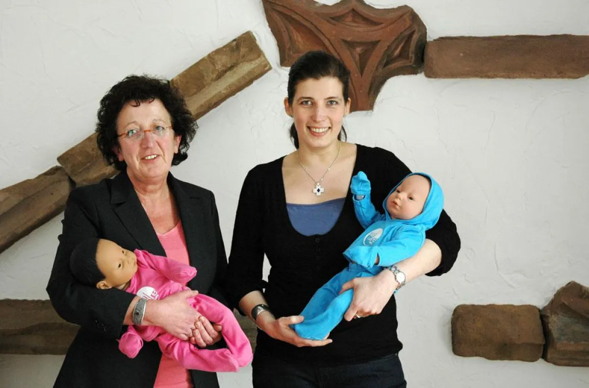 Caritasmitarbeiterinnen Irene Rütten und Anne Winter mit zwei der fünf Säuglingssimulatoren