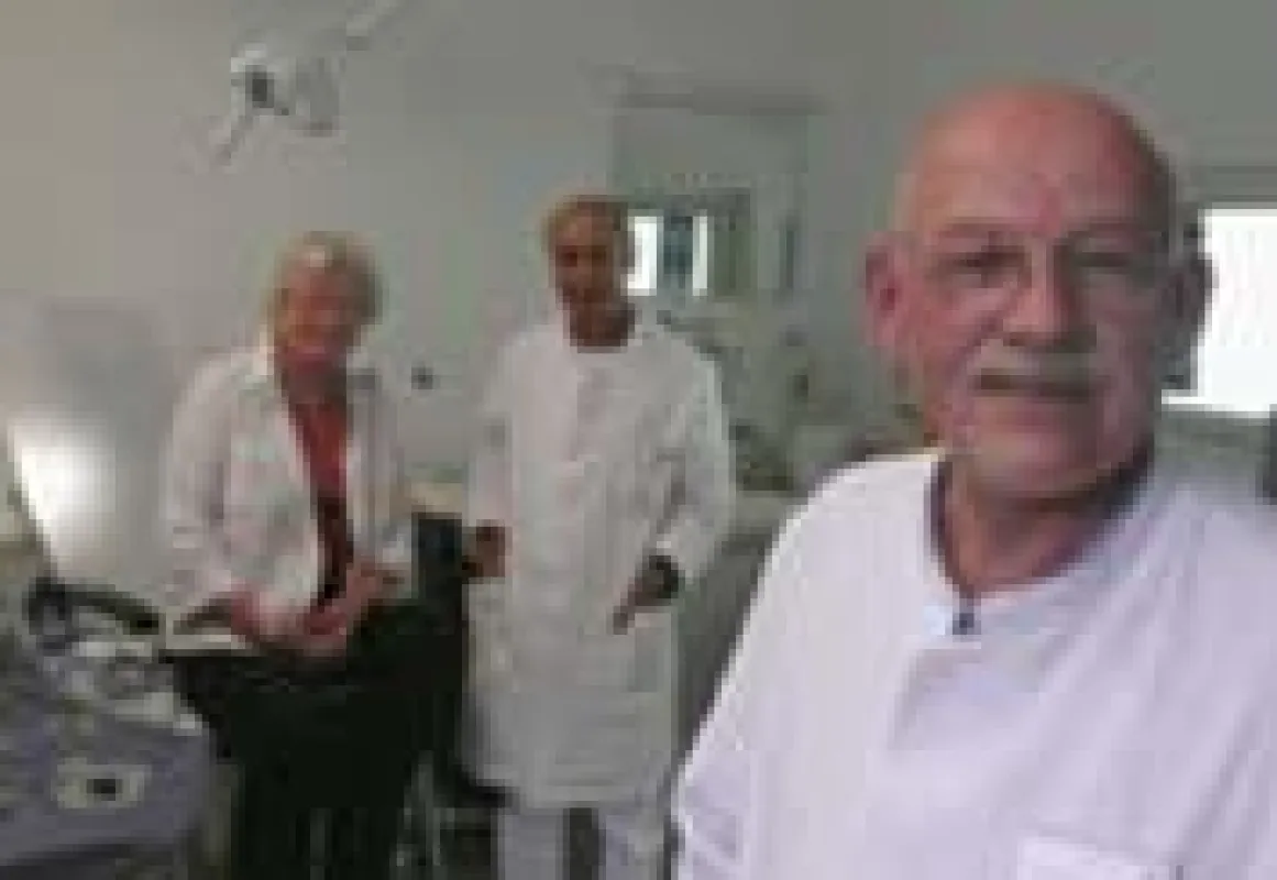 Gemeinsam im Kampf gegen den Brustkrebs: Renate Laimann, Oberarzt Sayed Kazem Hussaini und Chefarzt Dr. Constantin Pagouras.