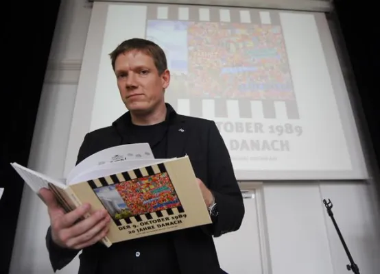 Bild: Künstler Michael Fischer-Art präsentierte neues Schulbuch „Der 9. Oktober 1989 – 20 Jahre danach“