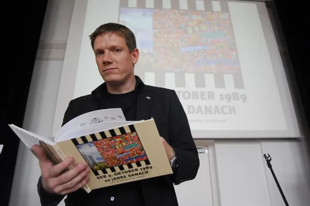 Bild: Künstler Michael Fischer-Art präsentierte neues Schulbuch „Der 9. Oktober 1989 – 20 Jahre danach“