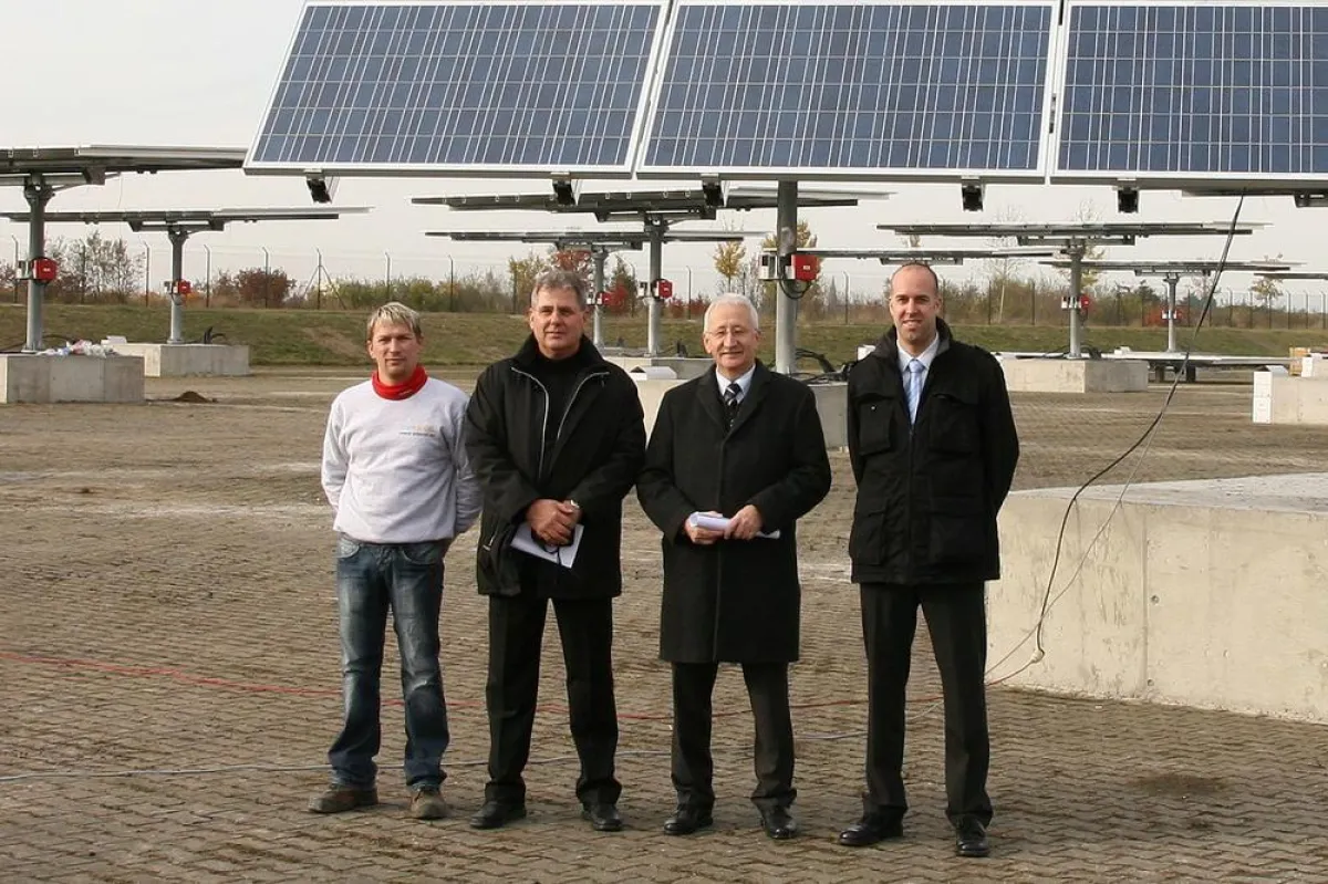 Realisieren bundesweit einzigartigen Solarpark: (v.l.n.r.) Denny Straube, Geschäftsführer der GigaSol GmbH, Franz Schwitzgebel, Projektleiter, Peter Rohrbach, Bürgermeister Stadt Weiterstadt, Alexande
