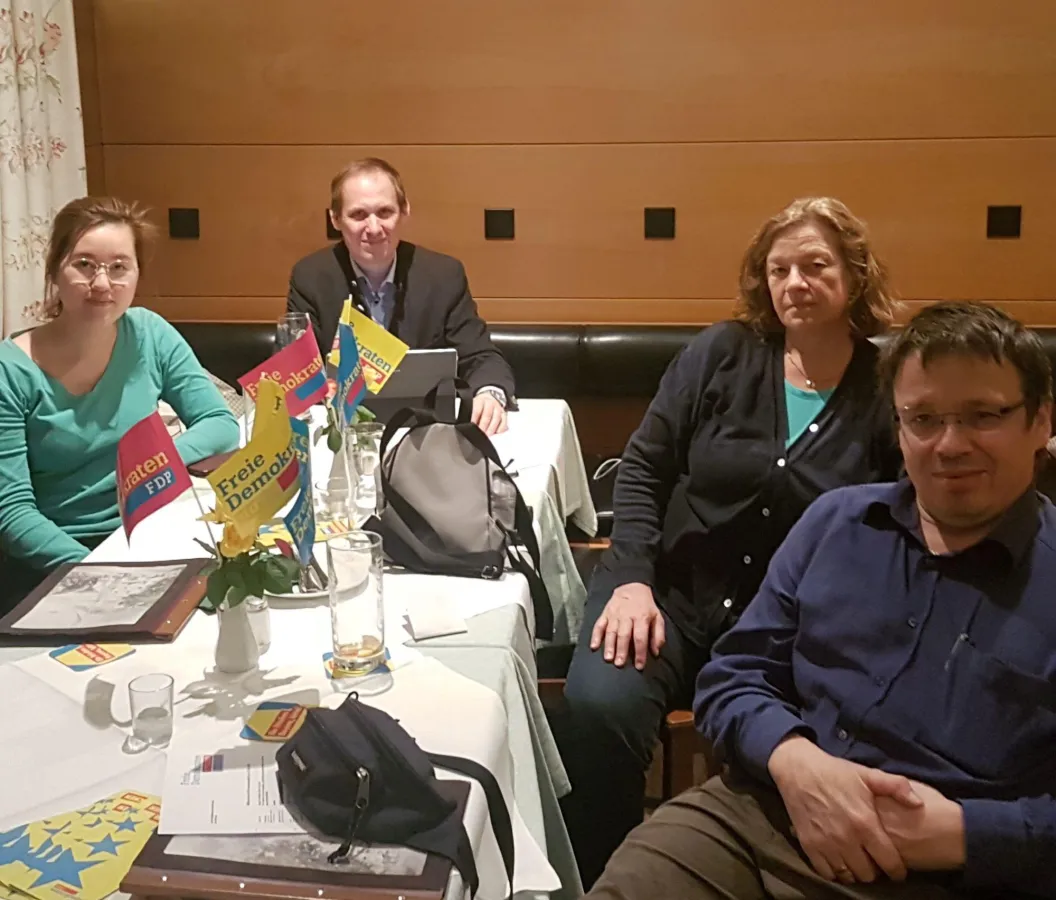 Für ein überparteiliches Zielbild zum Artenschutz: FDP-OV Siemsen (2. v.l.), BezR Berg (3.v.l.).