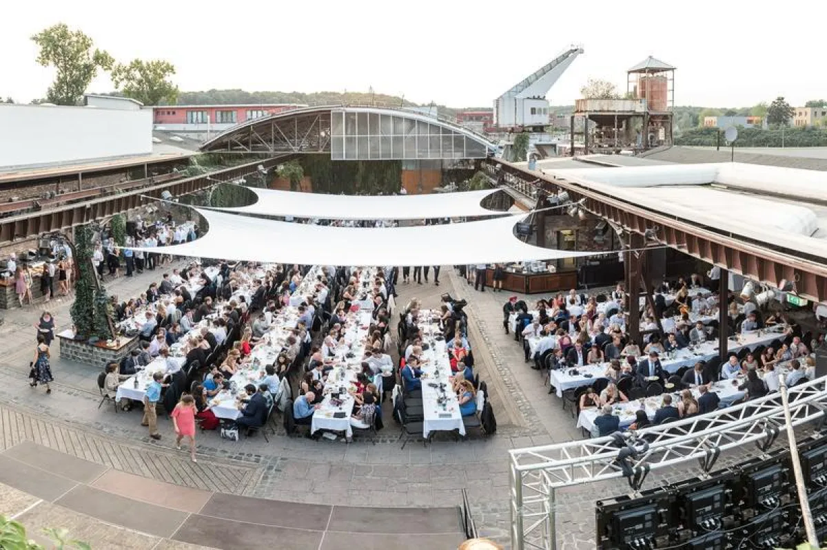 In der Halle Tor 2 feierten die Master- und MBA-Absolventen der Cologne Business School (CBS) ihren erfolgreichen Studienabschluss. (Constantin Ehrchen)