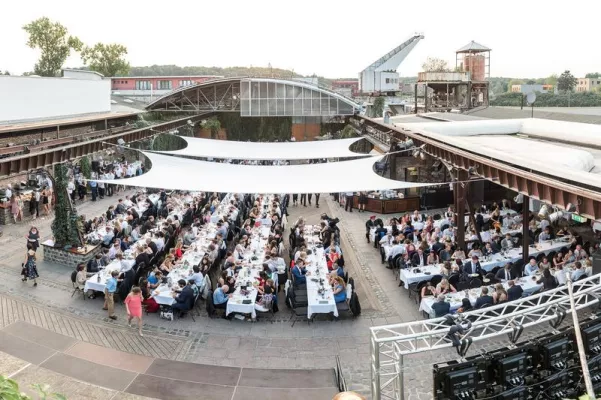 Bild: Cologne Business School gratuliert Master- und MBA-Absolventen