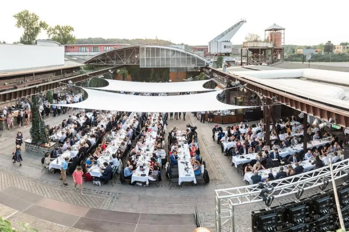 Bild: Cologne Business School gratuliert Master- und MBA-Absolventen