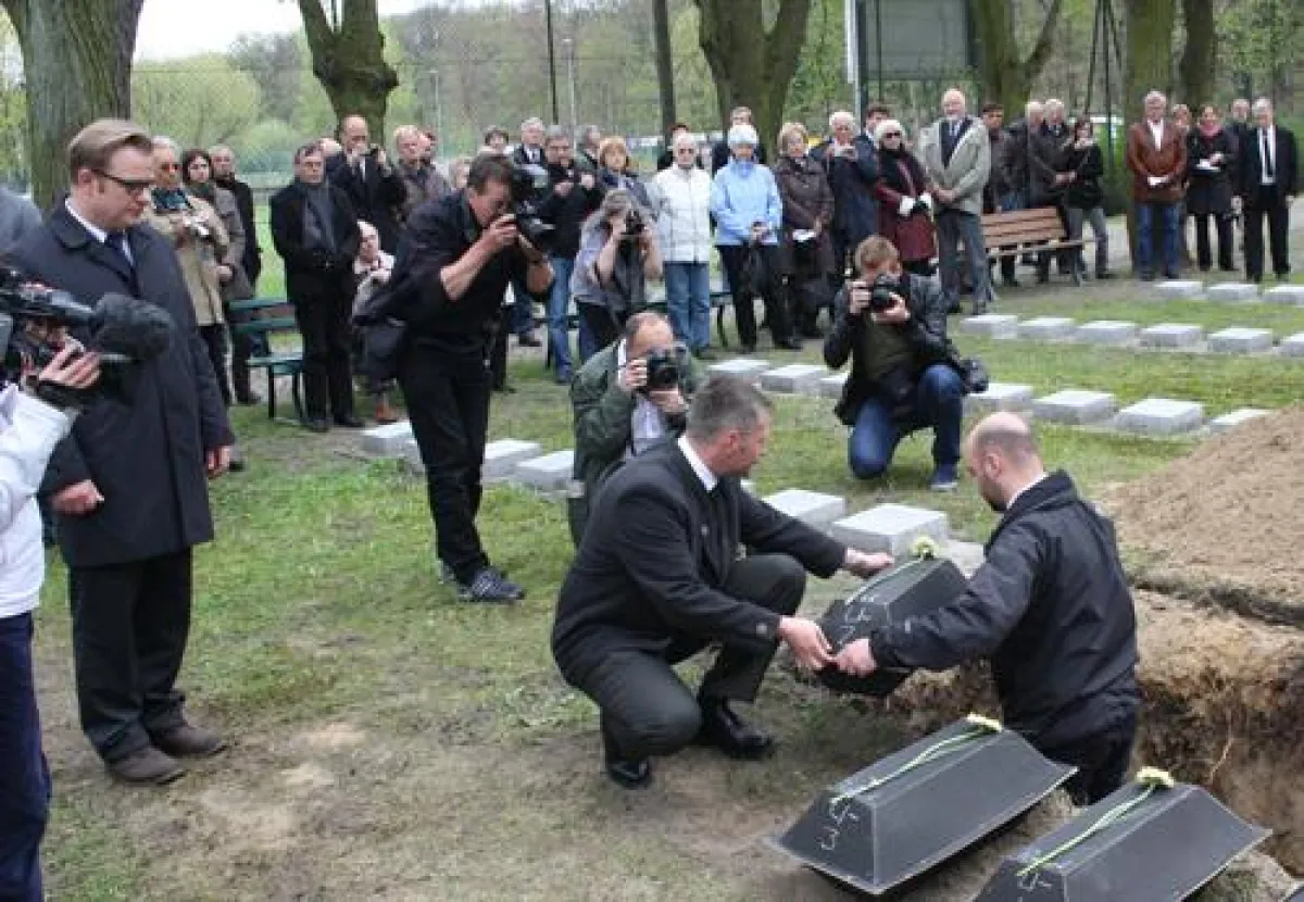 Einbettung durch Volksbundmitarbeiter in Potsdam (Foto: Ch. Blase)