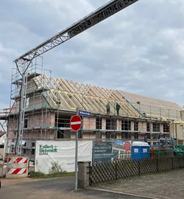 Bild: Richtfest: Begehrte Reihenhäuser in Boxdorf nehmen Gestalt an