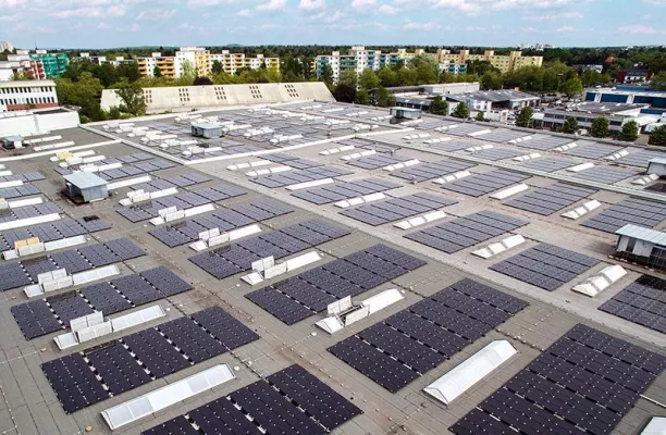 Bild: BELECTRIC errichtet weltweit erste Photovoltaik-Dachanlage mit 1.500V Technik