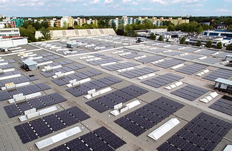 Bild: BELECTRIC errichtet weltweit erste Photovoltaik-Dachanlage mit 1.500V Technik