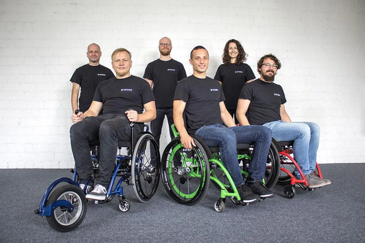 Das DESINO-Team mit den Gründern im Vordergrund, v.l.n.r. Thyl Junker, Daniel Levedag, Roman Pagano