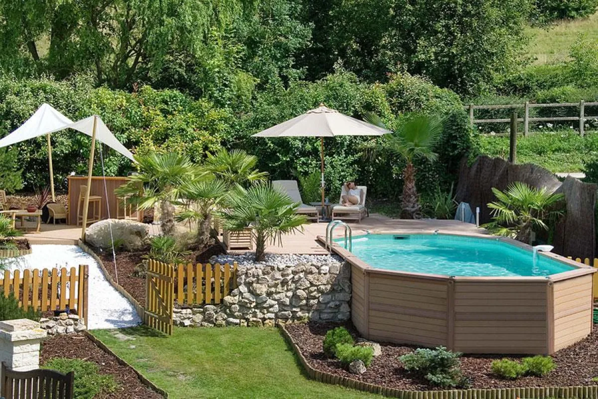 Ein Stück Lebensqualität: Der eigene Pool im Garten (im Bild: AZTECK-Pool der Chemoform AG).