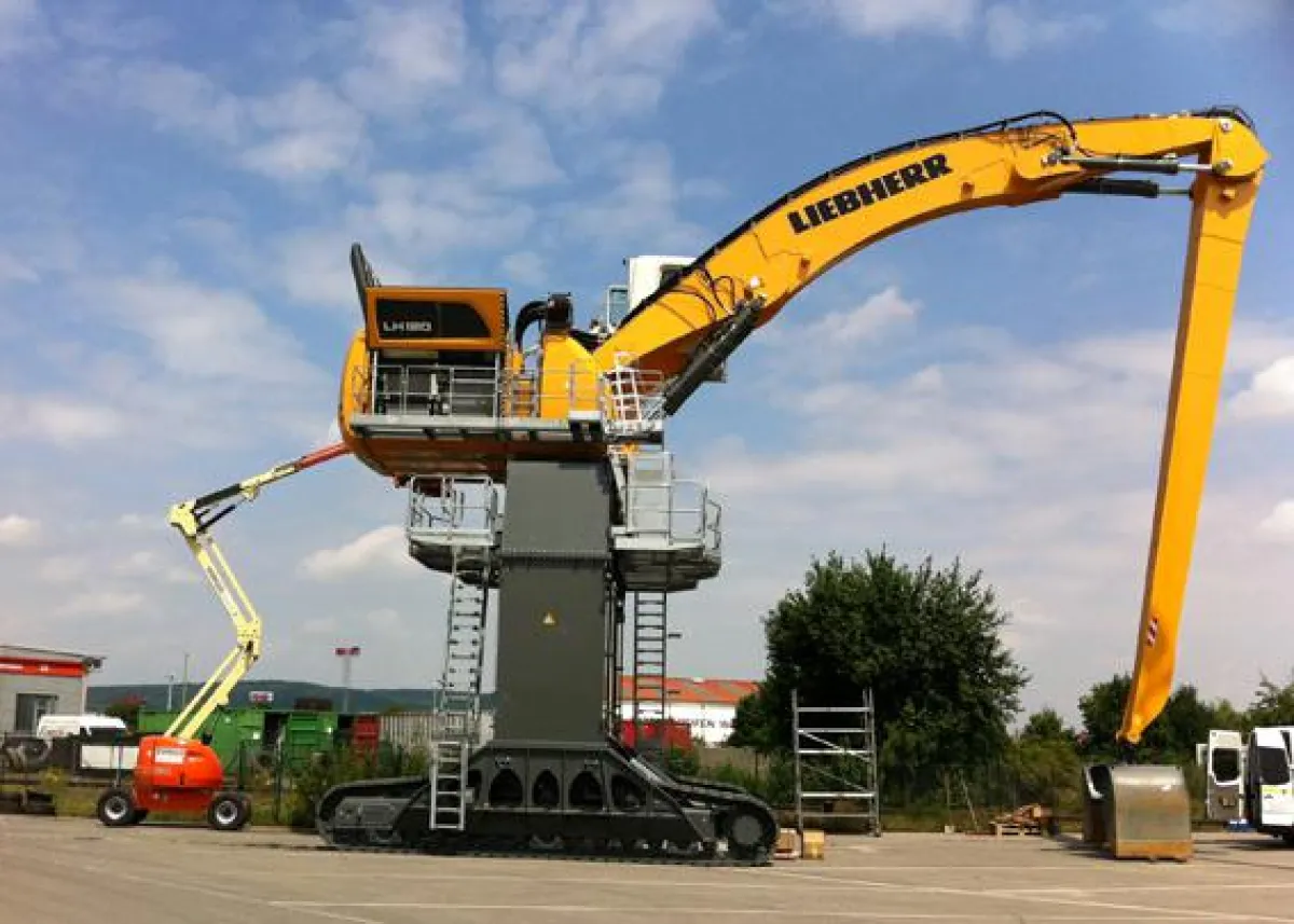 Neben dem riesigen Bagger wirkte die JLG 450 AJ wie ein Spielzeug.