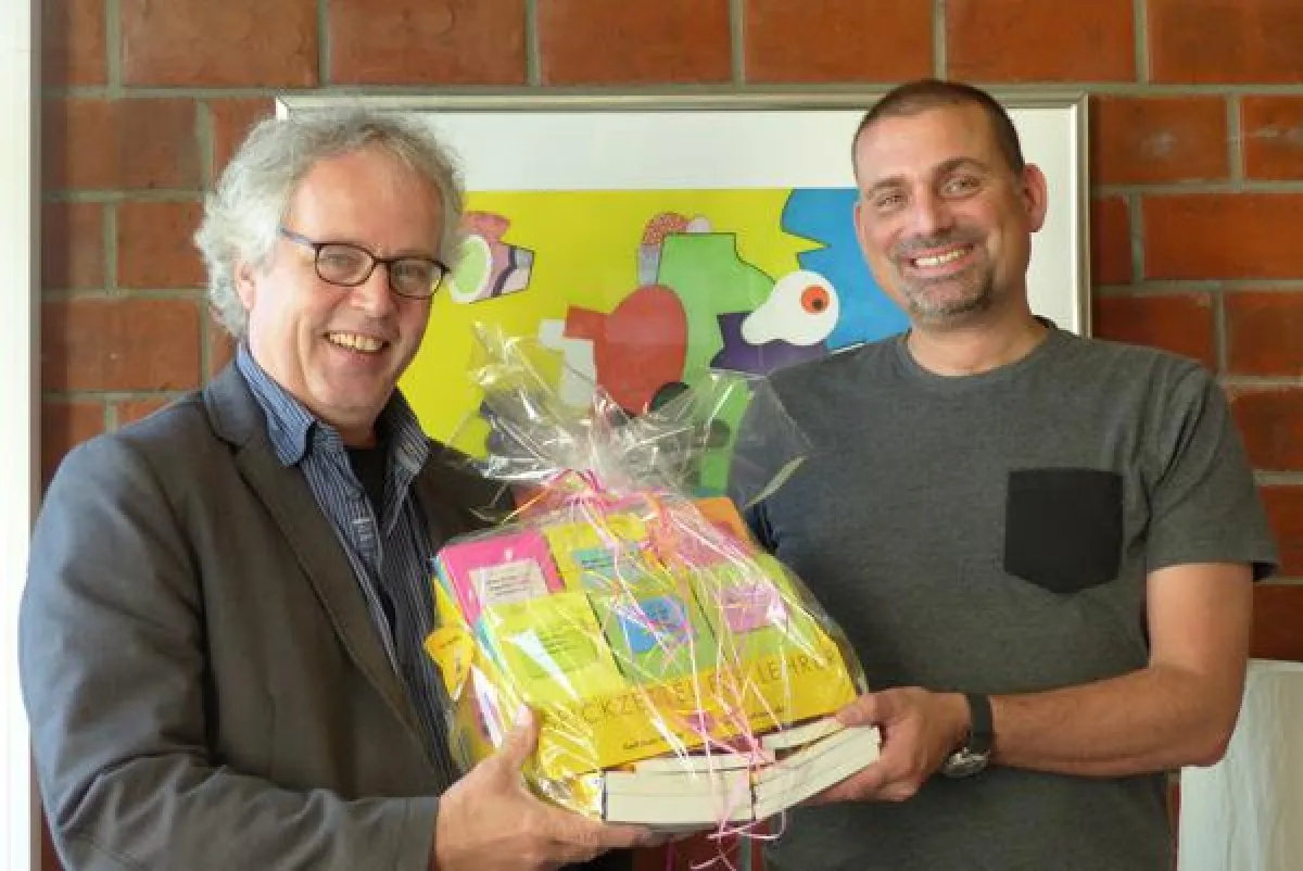 Matthias Ohler (links) überreicht Thilo Engelhardt, Rektor der Waldparkschule, das Geschenk.