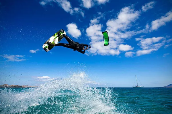 Bild: „With Cronix for Gold!“ – Dylan van der Meij holt sich die Freestyle Krone bei der Kiteboard Tour Asia 2014
