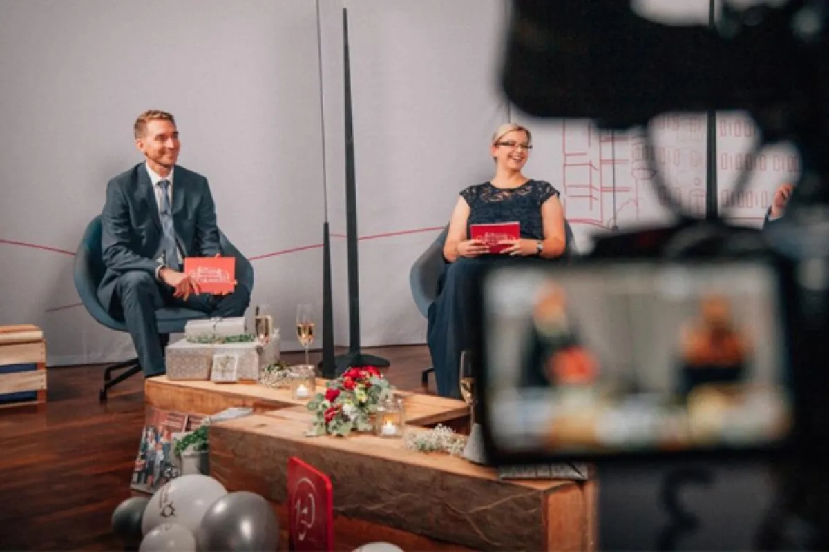 Daniel Krüger und Verena Rehm moderierten die Jubiläumsshow im Studio.