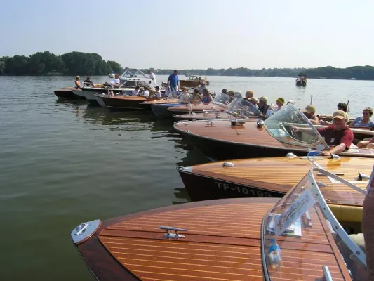 Oldtimer-Treffen auf brandenburgischen Seen - Mahagoni-Klassiker zum Anfassen Bild: Oldtimer-Treffen auf brandenburgischen Seen - Mahagoni-Klassiker zum Anfassen