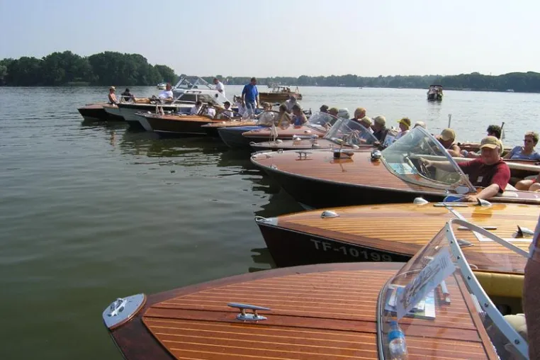 Oldtimer-Treffen auf brandenburgischen Seen - Mahagoni-Klassiker zum Anfassen Bild: Oldtimer-Treffen auf brandenburgischen Seen - Mahagoni-Klassiker zum Anfassen