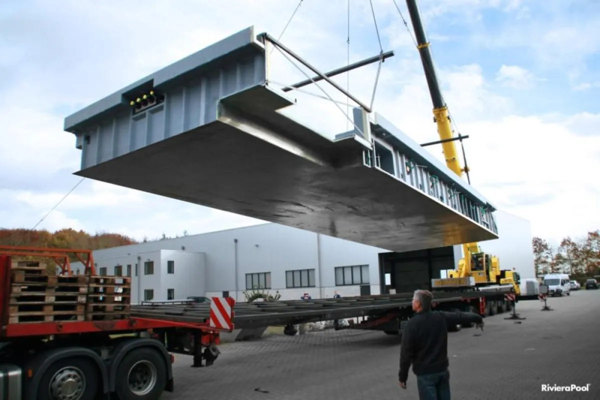 20x6 Meter: Das größte bislang gebaute Einstück-Schwimmbecken wird verladen.