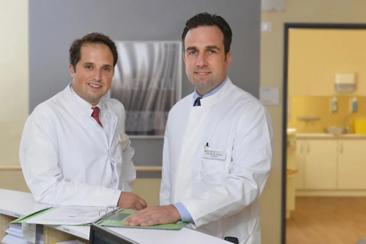 Dr. Philip Hepp (l.) und Prof. Dr. Markus Fleisch, Chefarzt der Landesfrauenklinik in Wuppertal.