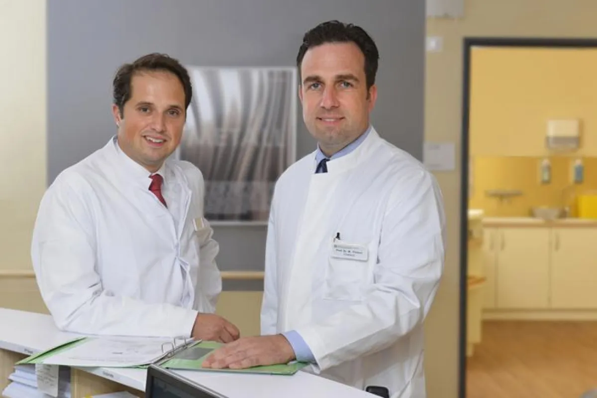 Dr. Philip Hepp (l.) und Prof. Dr. Markus Fleisch, Chefarzt der Landesfrauenklinik in Wuppertal.