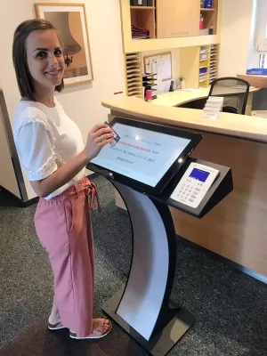 Bild: Patiententerminal erfolgreich im Einsatz: „Weniger Stress für uns.“