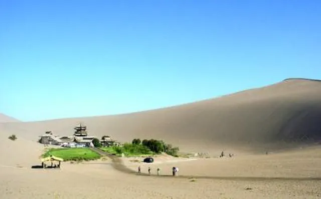 Bild: Klingende Sandberge und riesige Buddhas