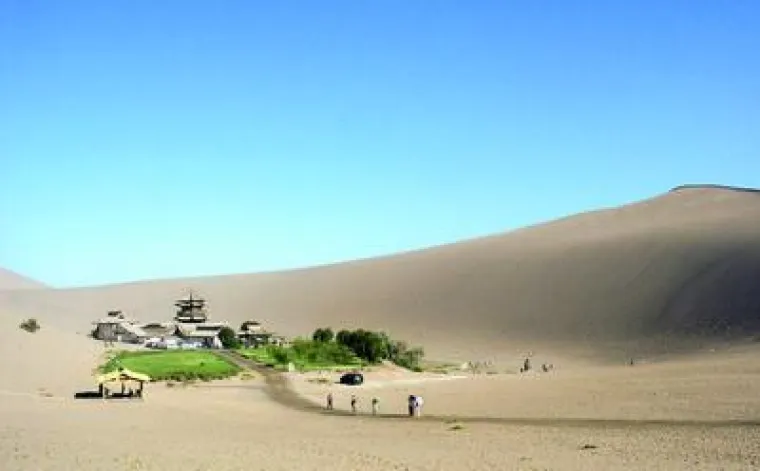 Bild: Klingende Sandberge und riesige Buddhas